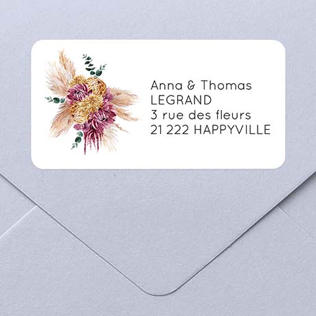 Une enveloppe et son étiquette d'adresse autocollante ornée d'un motif floral.