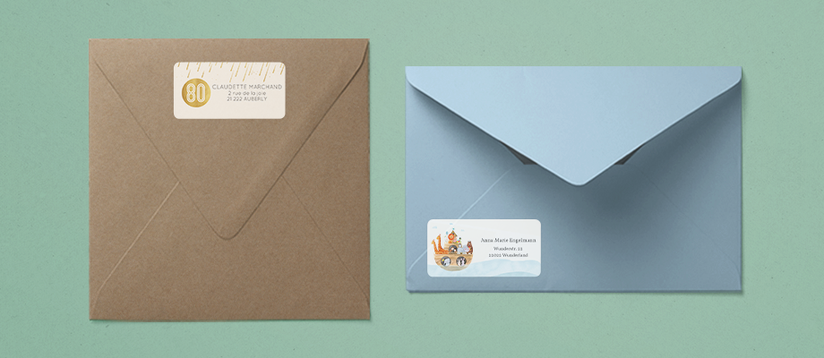 Deux étiquettes d'adresse personnalisées et collées sur leur enveloppe