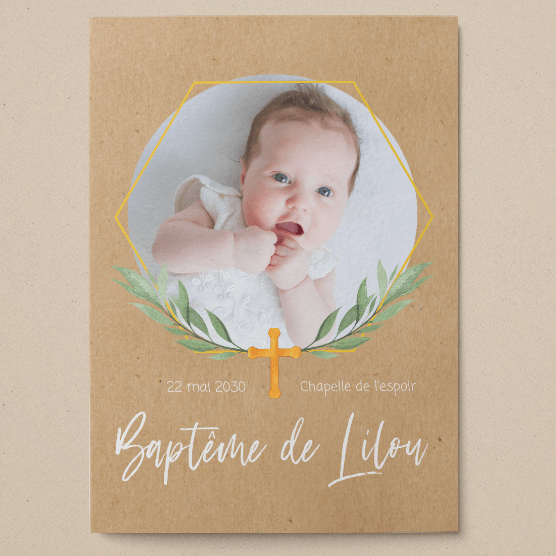 Invitation baptême kraft avec une petite croix, des branches d'olivier et une photo de bébé.