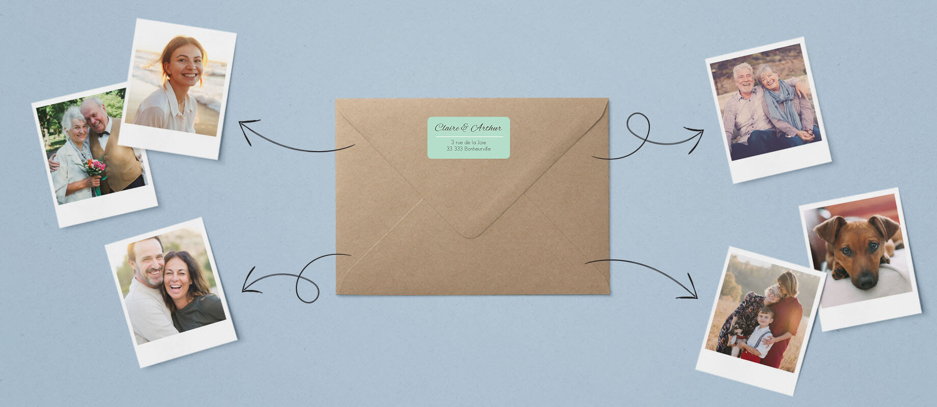 Une enveloppe et son étiquette d'adresse autocollante entourées de photos souvenirs