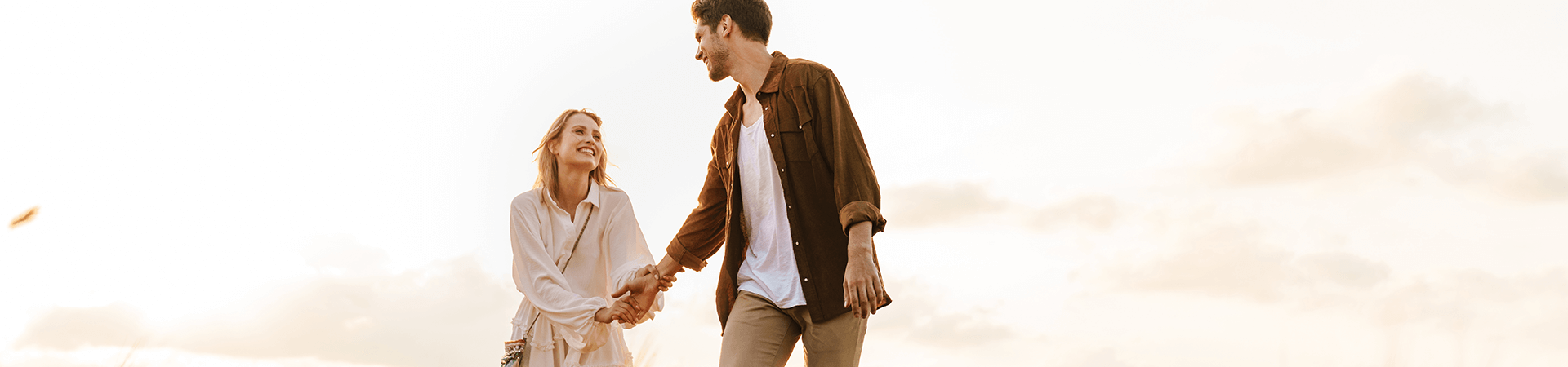 Un homme et une femme heureux se tiennent la main