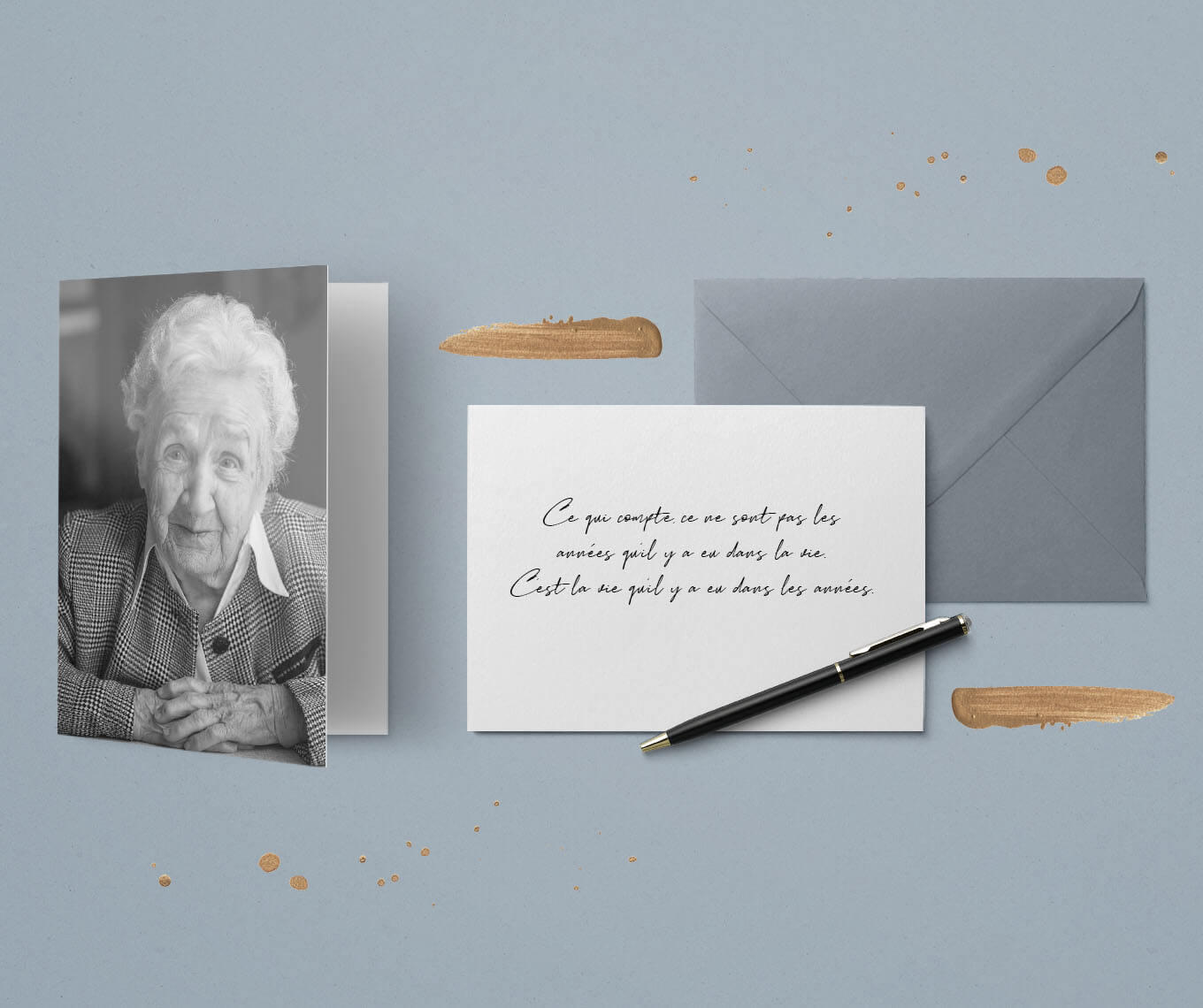 Une carte avec une photo d'une vieille dame en couverture. Une carte vierge avec un message manuscript à l'aide d'un stylo noir. Une envloppe bleue.