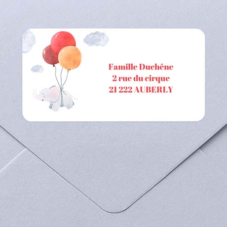 Une enveloppe avec, au dos, une étiquette d'adresse autocollante, avec un petit éléphant.