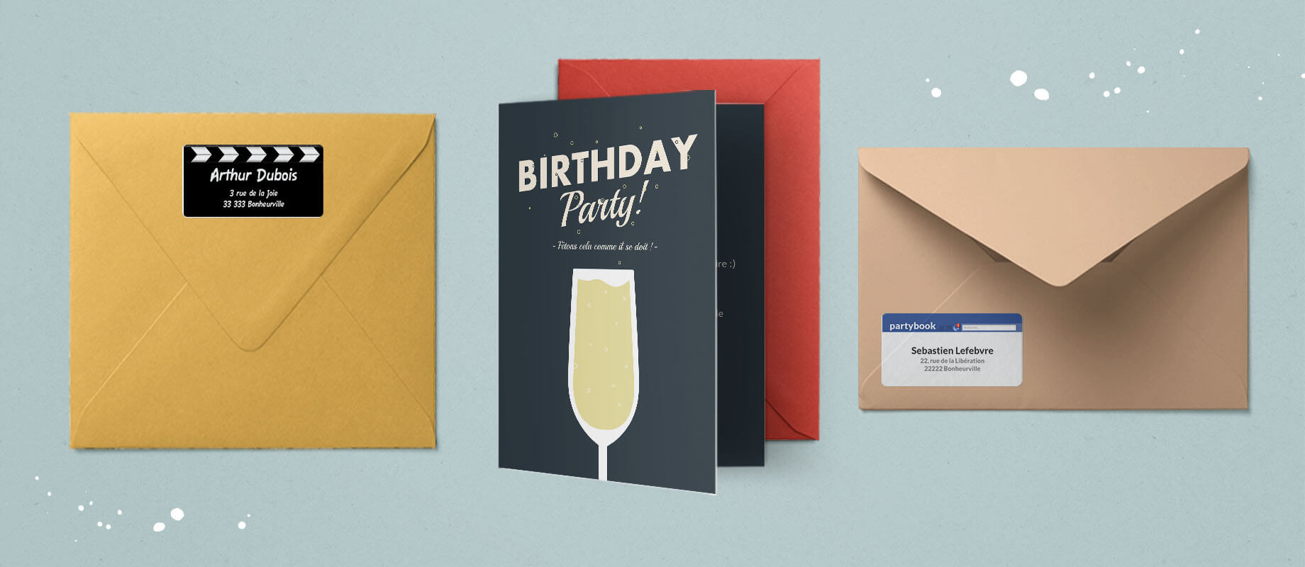 Etiquettes d'adresses anniversaire personnalisées et collées sur leurs enveloppes.