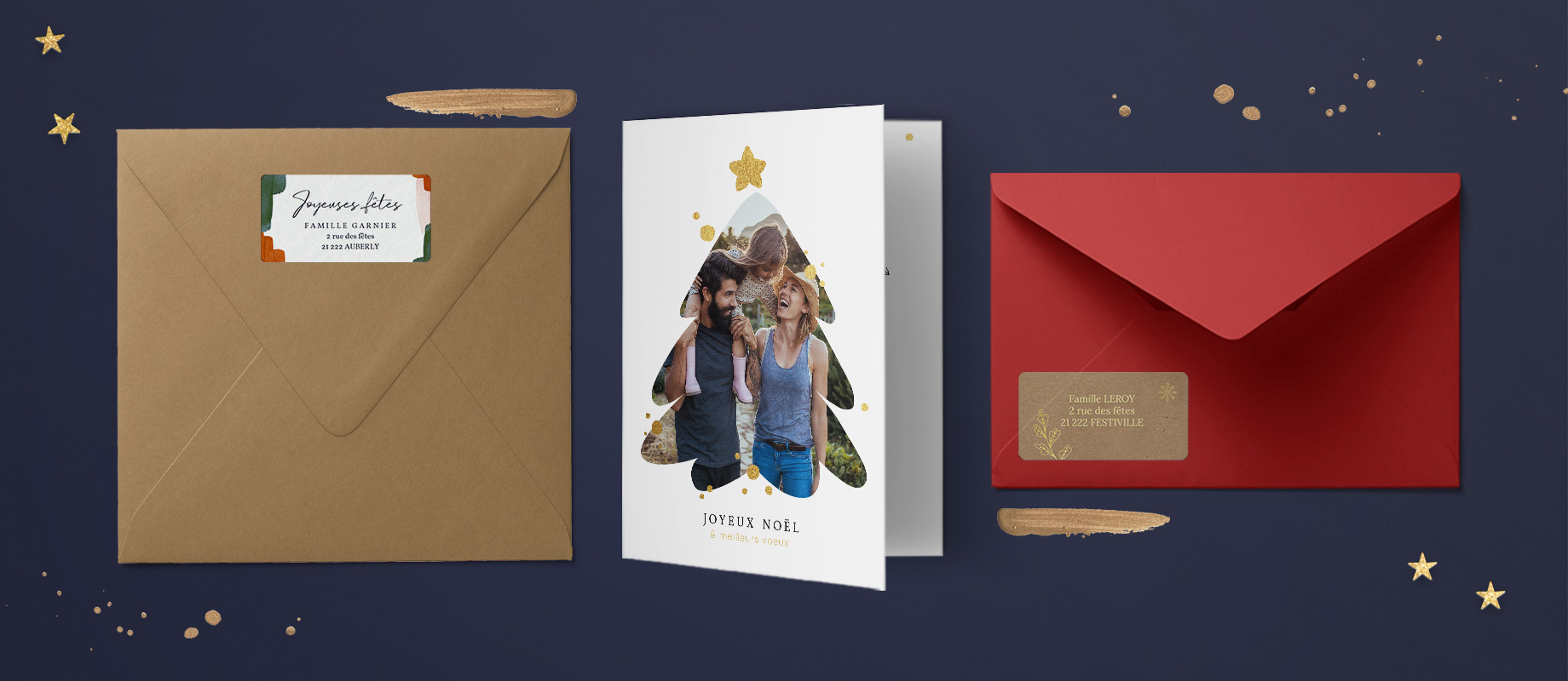 Deux enveloppes kraft et rouge avec leur étiquette d'adresse de Noël personnalisée, accompagnées d'une carte de Noël au design sapin.